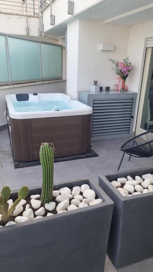 Penthouse 40 In Trastevere With Seasonally Jacuzzi Рим Экстерьер фото