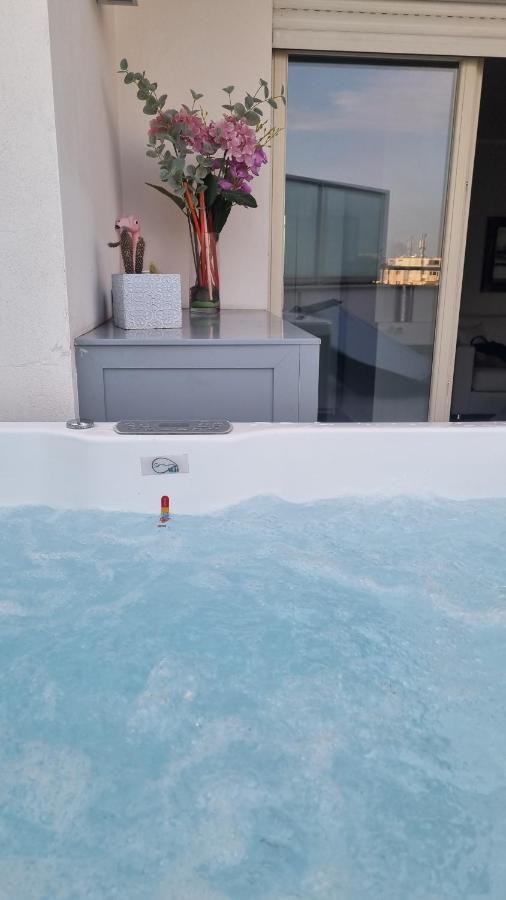 Penthouse 40 In Trastevere With Seasonally Jacuzzi Рим Экстерьер фото