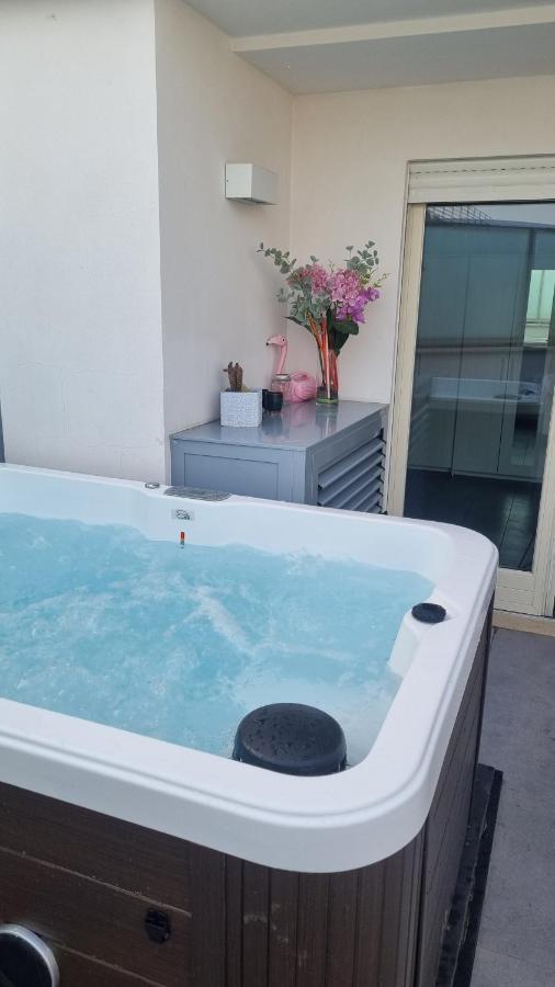 Penthouse 40 In Trastevere With Seasonally Jacuzzi Рим Экстерьер фото